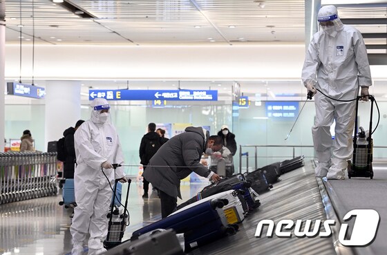 3일 인천국제공항 1터미널 세관구역에서 방역 관계자들이 여행객들의 수화물을 소독하고 있다.  2021.12.3/뉴스1 © News1 안은나 기자