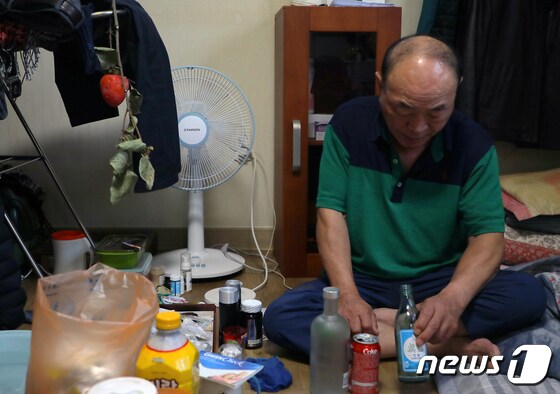 지난해 12월3일 오후 광주 북구 용봉동 한 다세대 주택에서 만난 오동찬씨 모습. 그가 술을 마시며 80년 당시의 이야기를 털어놓고 있다. /뉴스1DB