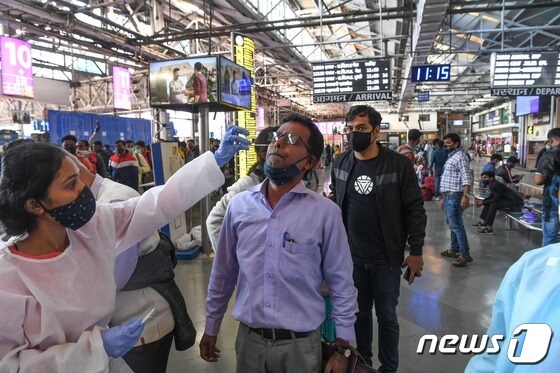 인도 뭄바이 기차역에서 2021년 12월 29일 도착 승객들을 대상으로 코로나19 검진이 이뤄지는 모습. © AFP=뉴스1
