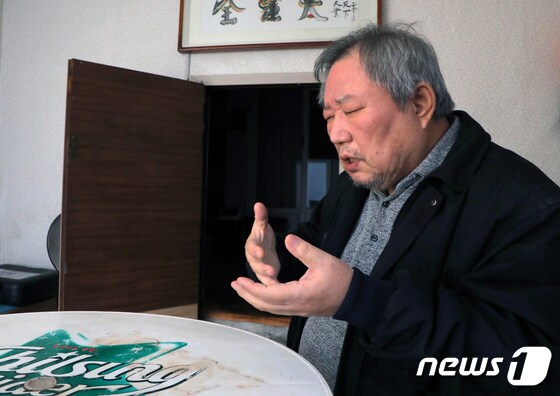 지난달 31일 오후 광주 북구 용봉동의 한 주택에서 만난 5·18 유공자 전종태씨(66)가 그날의 기억을 설명하고 있다. 2022.1.1/뉴스1