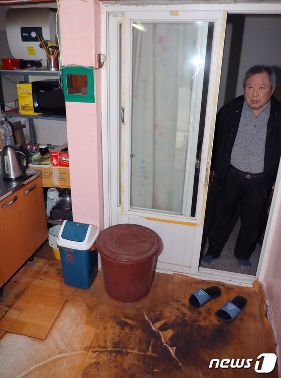 지난달 31일 오후 광주 북구 용봉동의 한 주택에서 만난 5·18 유공자 전종태씨(66)가 자신의 집을 살펴보고 있다. 2022.1.1/뉴스1