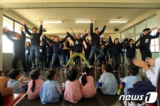 '몽당연필' 회원들이 일본 아이치현 소재 도슌조선초중급학교를 방문해 노래·춤 등을 공연하고 있다. © 뉴스1