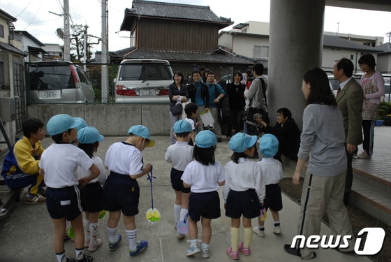 일본 시가조선초급학교 유치반 학생들이 지난 2007년 4월21일 학교에 도착한 노래패 '우리나라' 등 일행에게 노래를 불러주고 있다. © 뉴스1