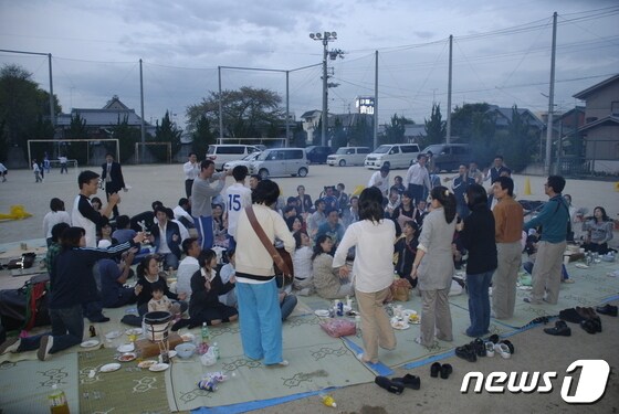 노래패 '우리나라'가 지난 2007년 4월21일 일본 시가조선초급학교 공연 뒤 마련된 '불고기 모임'에 참석, 노래하고 있다. © 뉴스1