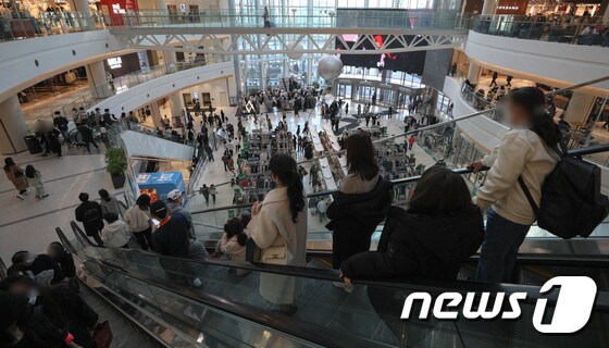 서울의 한 쇼핑몰에서 시민들이 쇼핑을 하고 있다. © News1 성동훈 기자