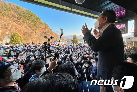 이재명 더불어민주당 대선 후보가 5일 오후 전북 진안군 진안인삼상설시장을 방문해 연설하고 있다. 2021.12.5/뉴스1 © News1 구윤성 기자