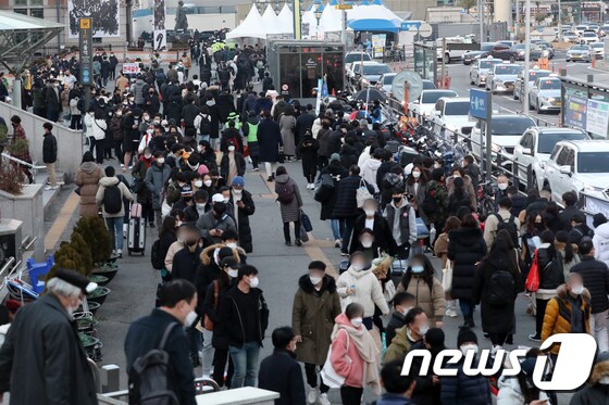 지난 5일 서울역 임시선별진료소에서 시민들이 코로나19 검사를 받기 위해 길게 줄 서 있다. /뉴스1 © News1 황기선 기자
