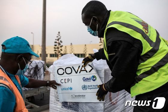 세네갈에 코백스가 전달한 백신이 도착하고 있다. © AFP=뉴스1