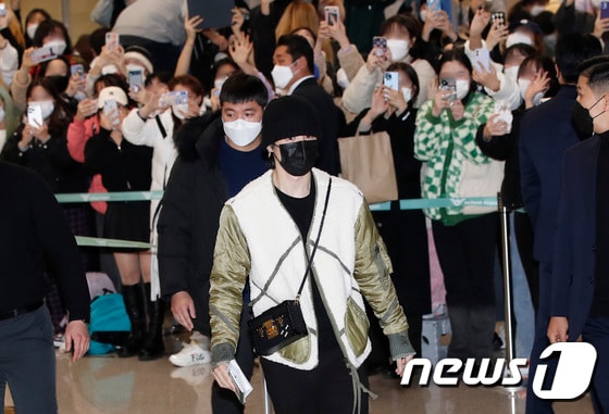 방탄소년단(BTS) 지민이 팬들의 환호를 받으며 6일 새벽 LA콘서트를 성황리에 마치고 인천국제공항을 통해 입국하고 있다. © News1 권현진 기자