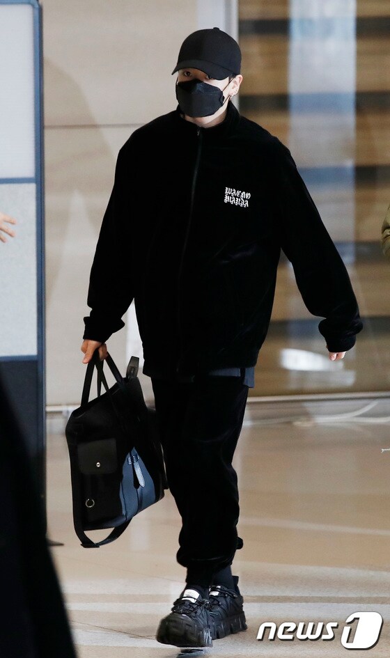 방탄소년단(BTS) 정국이 6일 새벽 LA콘서트를 성황리에 마치고 인천국제공항을 통해 입국하고 있다. © News1 권현진 기자