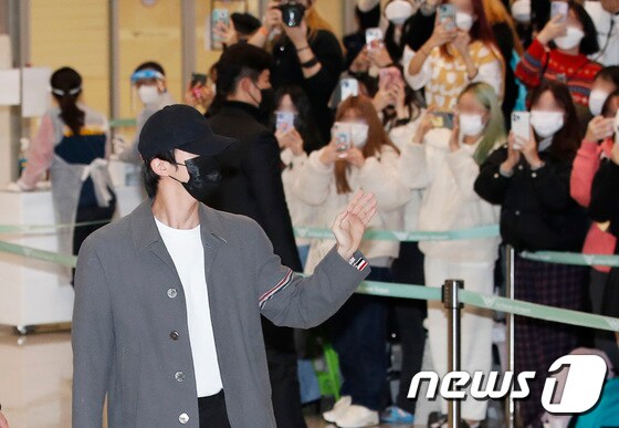 방탄소년단(BTS) 진이 6일 새벽 LA콘서트를 성황리에 마치고 인천국제공항을 통해 입국하고 있다. © News1 권현진 기자