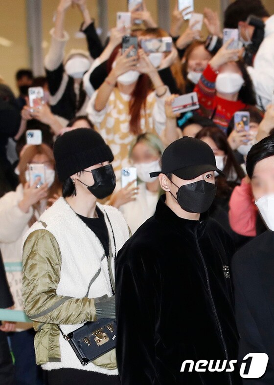 방탄소년단(BTS) 지민이 6일 새벽 LA콘서트를 성황리에 마치고 정국(오른쪽)과 함께 인천국제공항을 통해 입국하고 있다. © News1 권현진 기자