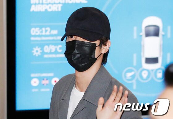 방탄소년단(BTS) 진이 6일 새벽 LA콘서트를 성황리에 마치고 인천국제공항을 통해 입국하고 있다. © News1 권현진 기자