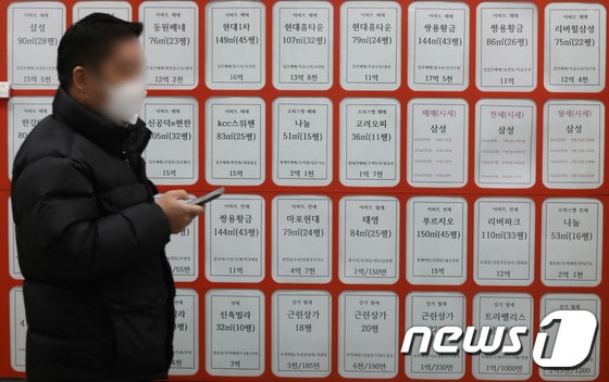 서울의 부동산중개업소에 아파트 매매, 전세 등 매물 안내문이 붙여있다. © News1 박세연 기자
