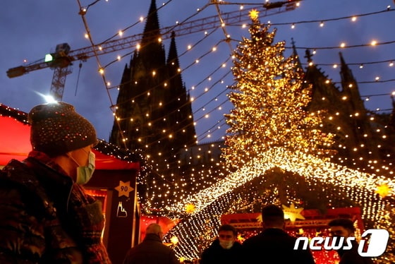 독일에서 크리스마스를 앞두고 시민들이 쾰른 대성당 인근에 모여 있다. © 로이터=뉴스1 © News1 정윤영 기자