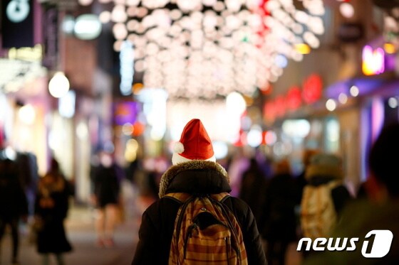 독일에서 한 남성이 산타 모자를 착용하고 있다. © 로이터=뉴스1 © News1 정윤영 기자