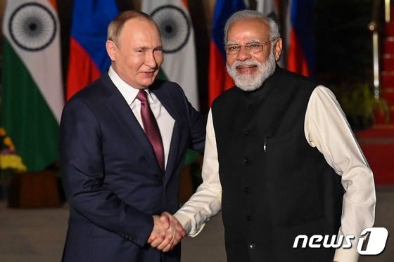 6일 인도 뉴델리를 찾은 블라디미르 푸틴 러시아 대통령이 나렌드라 모디 인도 총리와 악수하고 있다. © AFP=뉴스1