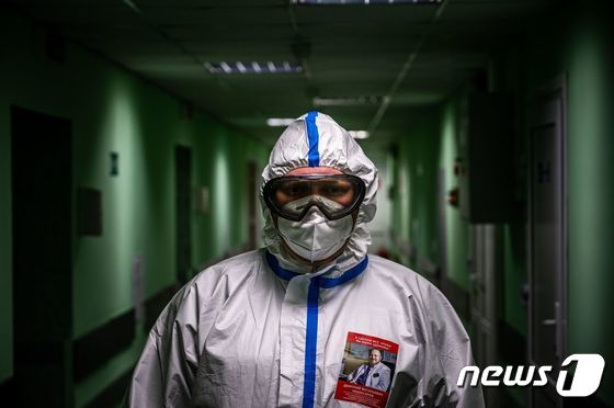 개인보호장비(PPE)를 착용한 러시아의 의사. © AFP=뉴스1