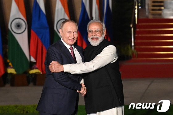 블라디미르 푸틴 러시아 대통령과 나렌드라 모디 인도 총리가 뉴델리의 하이데라바드 하우스에서 포옹을 하고 있다. © AFP=뉴스1 © News1 우동명 기자