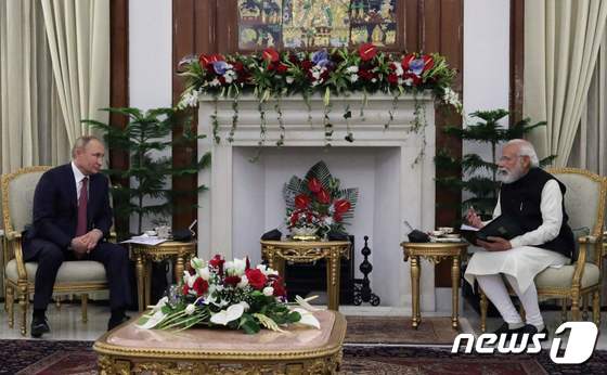 블라디미르 푸틴 러시아 대통령과 나렌드라 모디 인도 총리가 6일(현지시간) 뉴델리의 하이데라바드 하우스에서 회담을 하고 있다. © AFP=뉴스1 © News1 우동명 기자