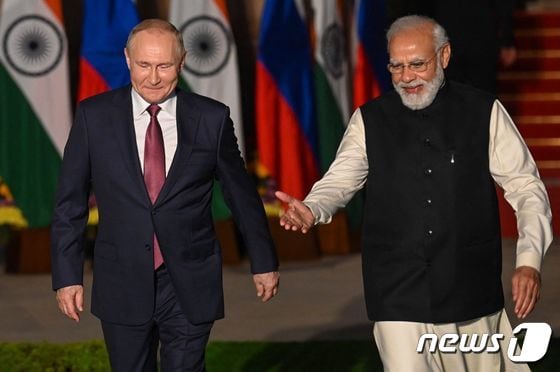 블라디미르 푸틴 러시아 대통령이 뉴델리의 하이데라바드 하우스에서 과 나렌드라 모디 인도 총리의 안내를 받고 있다. © AFP=뉴스1 © News1 우동명 기자