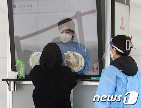 7일 오후 서울 관악구 서울대학교에 마련된 코로나19 분자 진단 검사소에서 학생들이 검사를 받고 있다.© News1 신웅수 기자