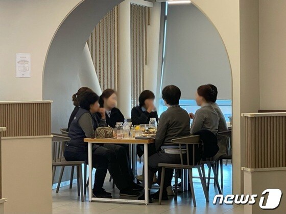 7일 오후 부산 부산진구 서면 한 식당에서 방역패스를 확인받은 손님 7명이 점심식사를 하고 있다.2021.12.7/© 뉴스1 이유진 기자