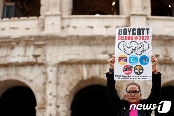 지난 10월 29일 G20 정상회담이 열리기 하루 전날 이탈리아 로마에서 티베트와 위구르 무슬림, 홍콩에 대한 중국의 행동에 반대하는 활동가가 시위를 하고 있다. © 로이터=뉴스1 © News1 김민수 기자
