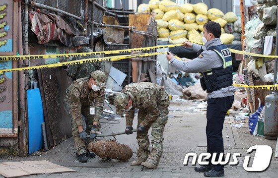 육군 폭발물처리반(EOD)이 7일 오후 서울 마포소방서 인근 고물상에서 신고가 접수된 폭발 의심물을 수거하고 있다.  2021.12.7/뉴스1 © News1 박지혜 기자