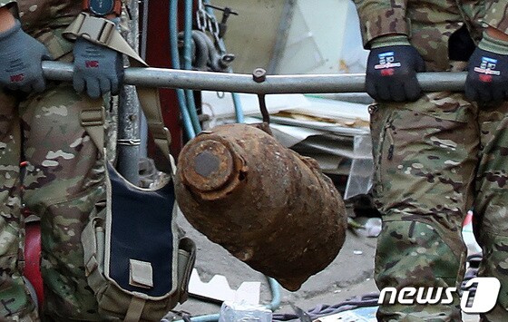 육군 폭발물처리반(EOD)이 7일 오후 서울 마포소방서 인근 고물상에서 신고가 접수된 폭발 의심물을 수거하고 있다. 2021.12.7/뉴스1 © News1 박지혜 기자