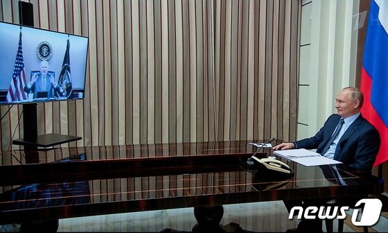 블라디미르 푸틴 러시아 대통령이 7일(현지시간) 소치에서 조 바이든 미국 대통령과 화상 정상 회담을 하고 있다. © 로이터=뉴스1 © News1 우동명 기자