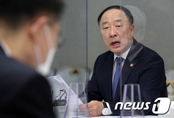 홍남기 "서울 아파트 가격 하락 직전…지방 하락 지역 증가"