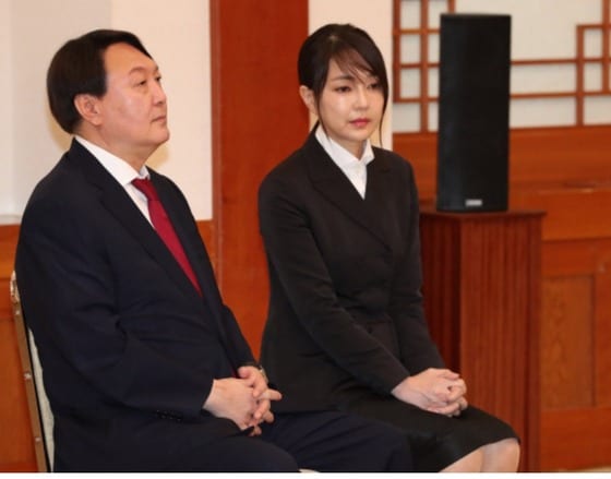 윤석열 국민의힘 대선 후보가 검찰총장 임명 당시 청와대에서 부인 김건희씨와 나란히 앉아 있는 모습. © 뉴스1