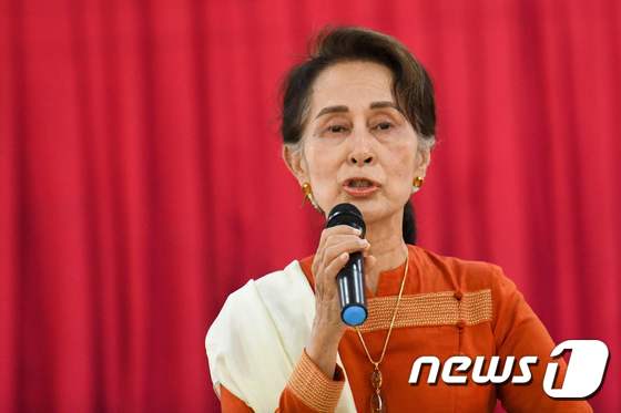 미얀마의 실권자인 아웅산 수치 국가고문이 2019년 4월 14일 바고 지역을 방문해 연설을 하고 있다. 수치 고문은 1일(현지시간) 윈 민 대통령, 정부 고위 관계자들과 구금상태인 것으로 알려졌다. © AFP=뉴스1 © News1 우동명 기자