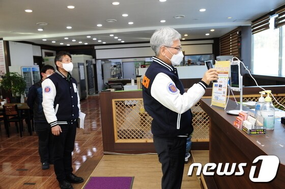한국기술교육대학교가 대학 인근 소상공인 30개 사업장에 전자출입명부 기기 설치를 지원하고 있다.© 뉴스1