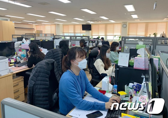 설 명절을 맞은 11일 광주 북구보건소 직원들이 업무에 열중하고 있다. (독자제공)© News1