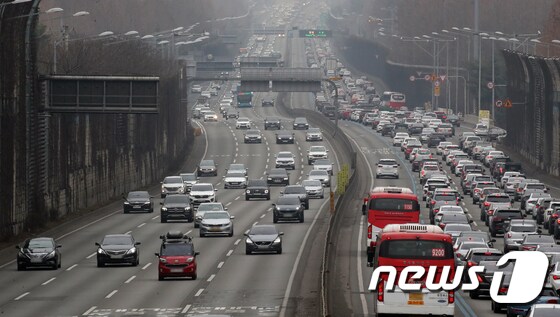 서울 서초구 잠원IC 부근 고속도로 상행선. 2021.2.14/뉴스1 © News1 송원영 기자