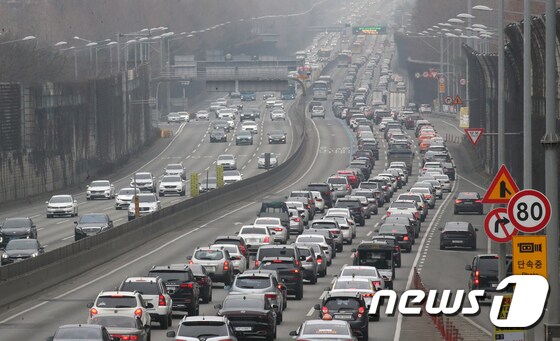  서울 서초구 잠원IC 부근 고속도로 상행선(왼쪽) 2021.2.14/뉴스1 © News1 송원영 기자