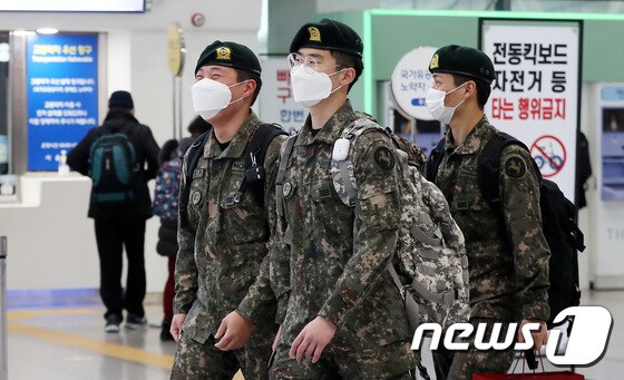마스크를 착용한 군 장병들 <자료사진> 2021.2.15/뉴스1 © News1 박지혜 기자