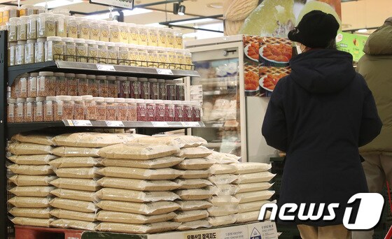 16일 오후 서울의 한 대형마트를 찾은 시민이 곡물 코너를 둘러보고 있다. 2021.2.16/뉴스1 © News1 임세영 기자