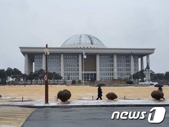 국회의사당 전경. 2021.02.16/뉴스1 © News1 정윤미 기자
