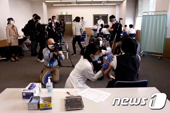 17일 (현지시간) 도쿄 의료센터에서 의료 종사자들이 화이자·바이오엔테크 코로나19 백신을 접종받고 있다. © AFP=뉴스1 © News1 우동명 기자