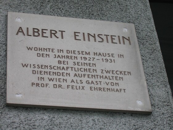 그린칭거 가 70번지의 플라크. 알버트 아인슈타인은 1927년부터 1931년까지 펠릭스 에렌하르트 박사의 손님으로 이 집에 머물렀다고 쓰여 있다. 조성관 작가 제공