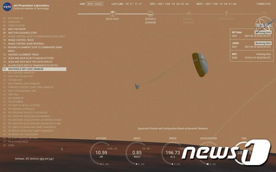 퍼시비어런스는 화성 대기권에 진입해 '공포의 7분'간의 하강 끝에 35억년 전 강이 있었던 것으로 추측되는 예제로(Jezero) 충돌구에 착륙했다. (미국 항공우주국 NASA 유튜브 캡처) 2021.2.19/뉴스1