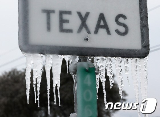 18일(현지시간) 미국 텍사스주 고속도로 표지판에 매달린 고드름. © AFP=뉴스1