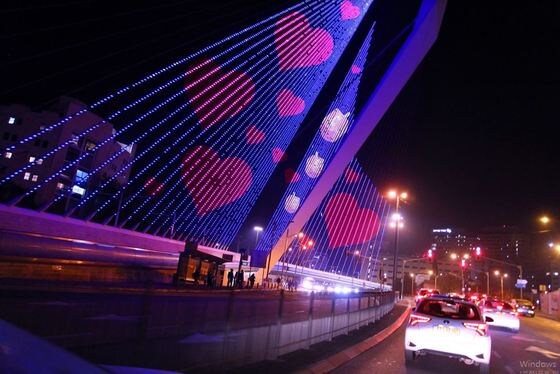  예루살렘에서 가장 큰 LED 스크린인 코드 브릿지. 이스라엘관광청 제공