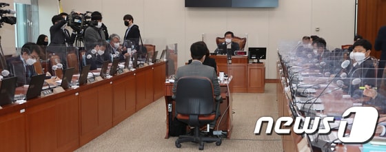 19일 서울 여의도 국회에서 국토교통위원회 법안심사소위가 열리고 있다. 2021.2.19/뉴스1 © News1 성동훈 기자