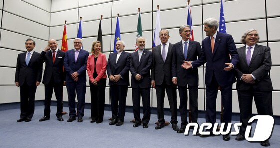 P5+1(미국, 영국, 프랑스, 중국, 러시아의 핵보유 5개국+독일)과 이란 장관들과 관리들이 비엔나에 있는 유엔 건물에서 단체 사진을 찍기위해 포즈를 취하고 있다. © 로이터=뉴스1 © News1 원태성 기자