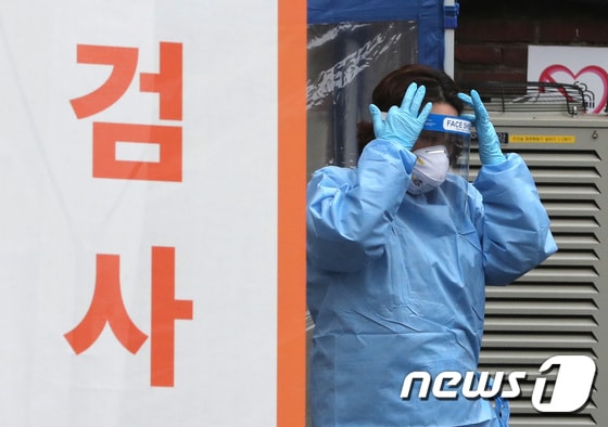  서울 중구 국립중앙의료원 선별진료소에서 의료진이 이동하고 있다. 2021.2.22/뉴스1 © News1 이성철 기자