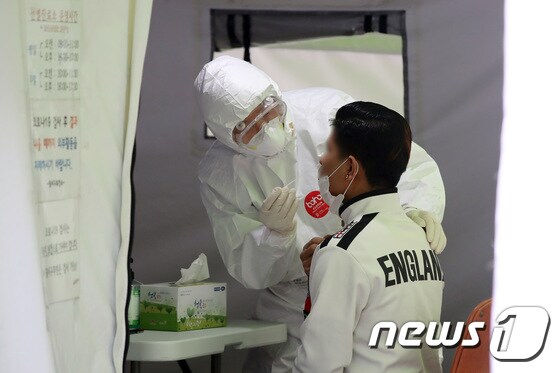 대구 달서구보건소에서 외국인 노동자들이 신종 코로나바이러스 감염증(코로나19) 진단검사를 받고 있다.© News1 공정식 기자
